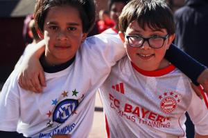 场上对手，场下朋友拜仁国米在米兰医院为患病孩子组织训练课