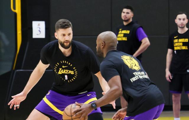 宝盈官方-三分8连中！湖人暗藏2米08高炮苦练：季后赛当奇兵？